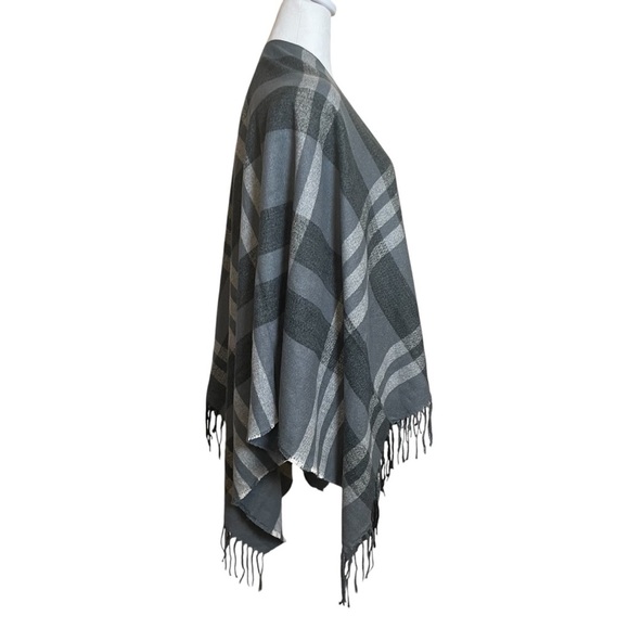 NWT SIIZU Shawl Wrap Poncho Women’s Gray Plaid One Size Super Soft Warm Cozy - Picture 3 of 10